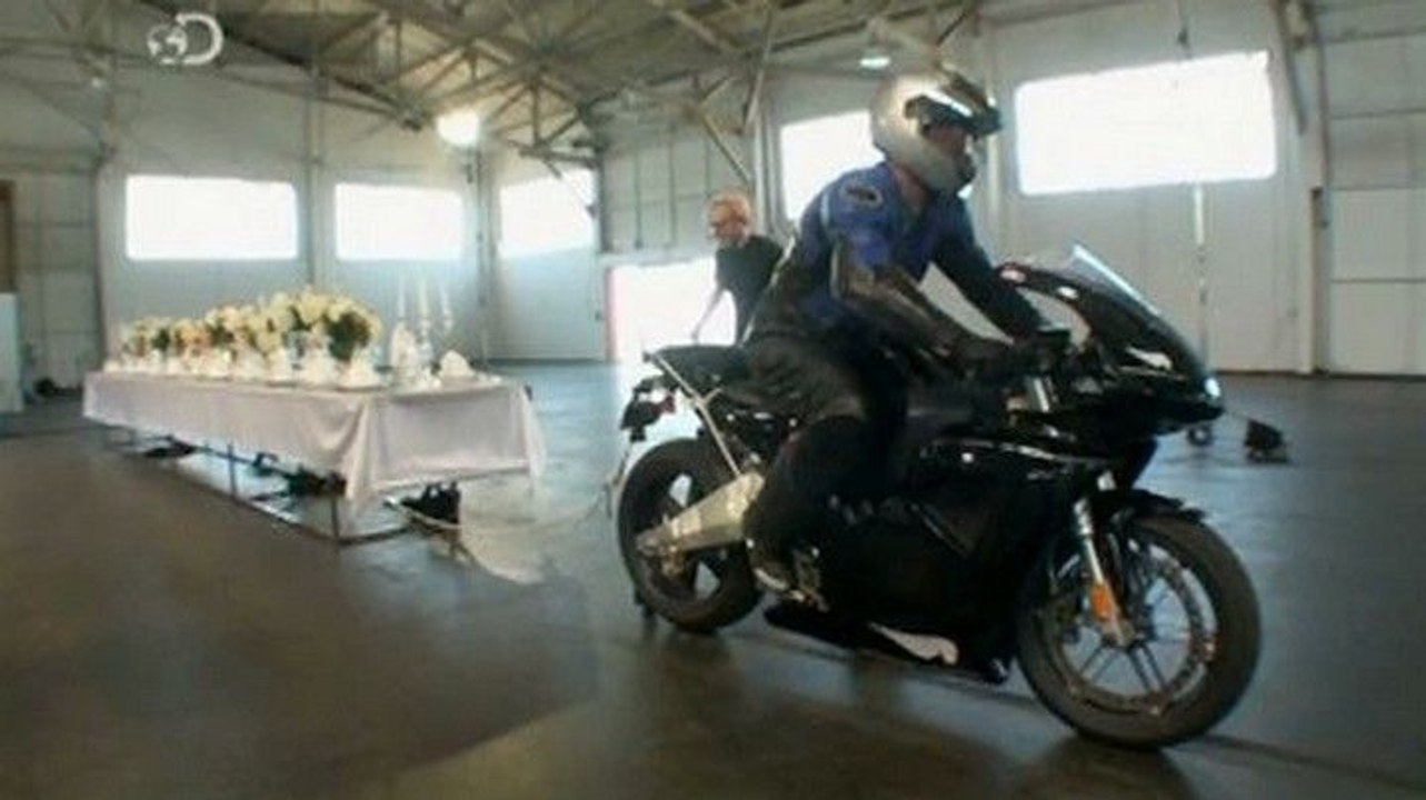 Zapping Sport 11/05 : une manière bien particulière d'enlever une nappe !