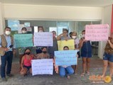 Mulheres fazem protesto na porta da UBS da Agrovila de Cajazeiras exigindo a volta da vacinação