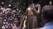 Le zapping du 25/08 : des touristes prêts à tout pour toucher le sein d'une statue