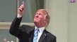 Le zapping du 23/08 : Donald Trump regarde une éclipse solaire...sans lunettes de protection !