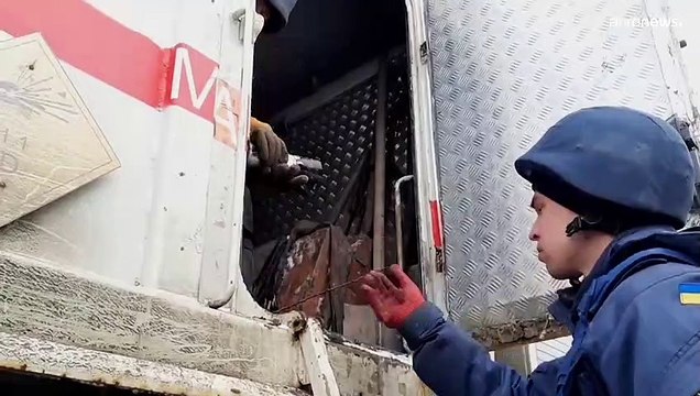 شاهد: متخصصون يعملون على نزع بقايا شظايا القذائف في خاركيف