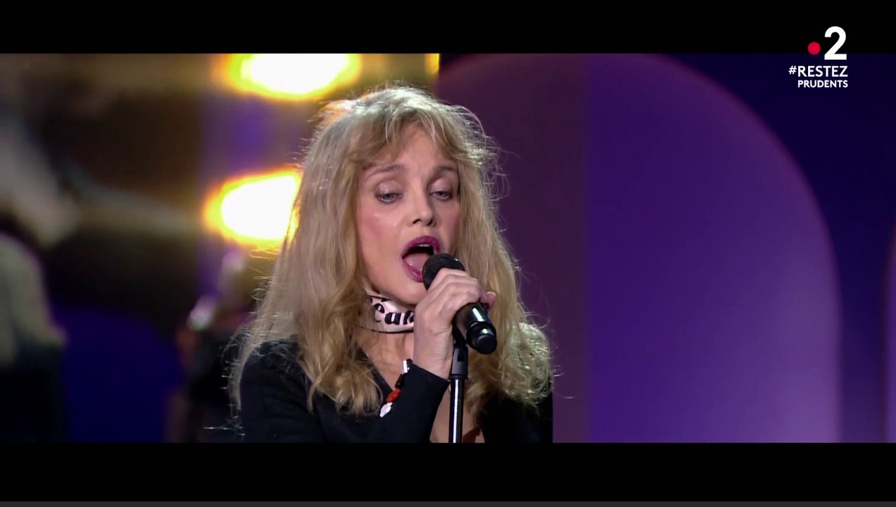 Le zapping du 15/06 : La prestation surréaliste d'Arielle Dombasle