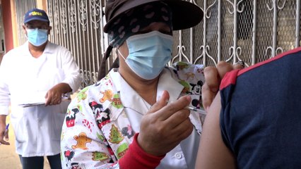 Barrios costeros de la capital reciben vacunas contra la Covid-19