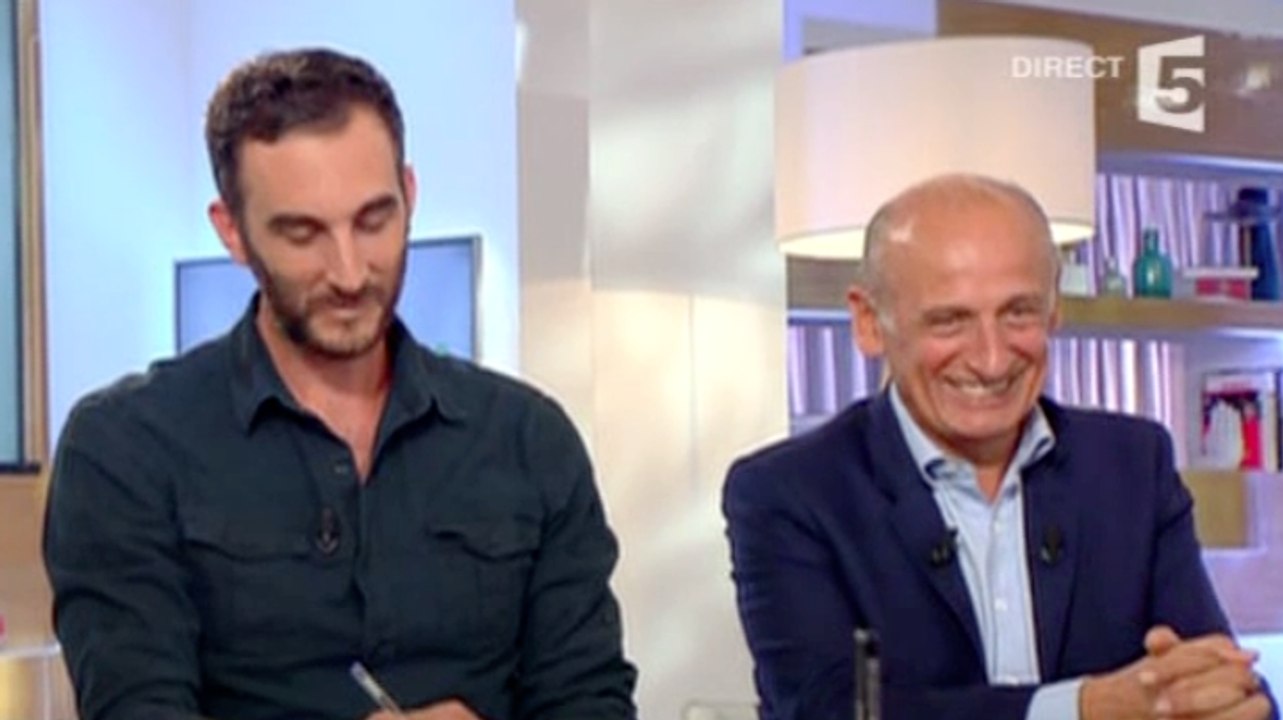 Gros fou rire d'Anne-Elisabeth Lemoine dans C à vous