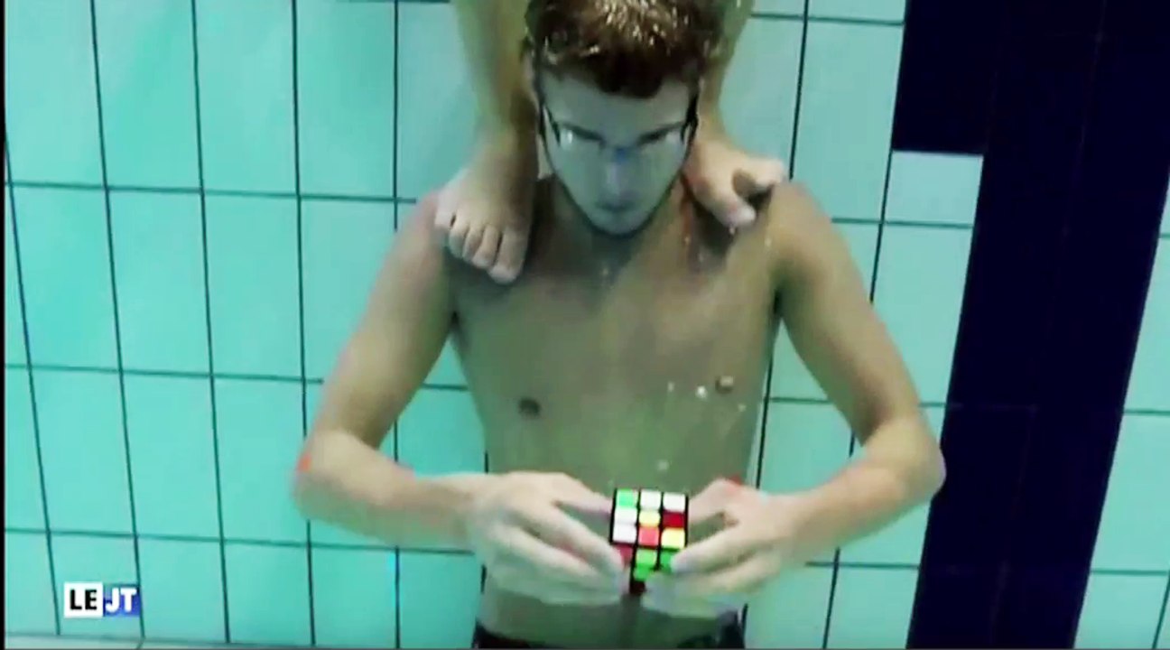 Le zapping du 03/09 : Insolite : il résout 3 Rubik’s cube, en moins de 2 minutes et… en apnée !