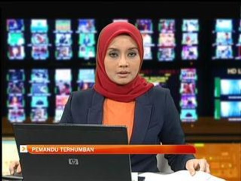 Pemandu trak terhumban dari jejantas