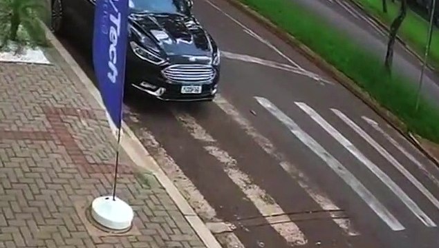 Populares encontram celular caído, dono do aparelho pede ajuda para entrar em contato com quem encontrou