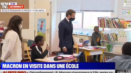 BFMTV - Le geste maladroit d'Emmanuel Macron, en visite dans une école