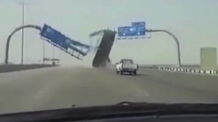 Le zapping du 20/08 : Une benne percute violemment des panneaux d’autoroute