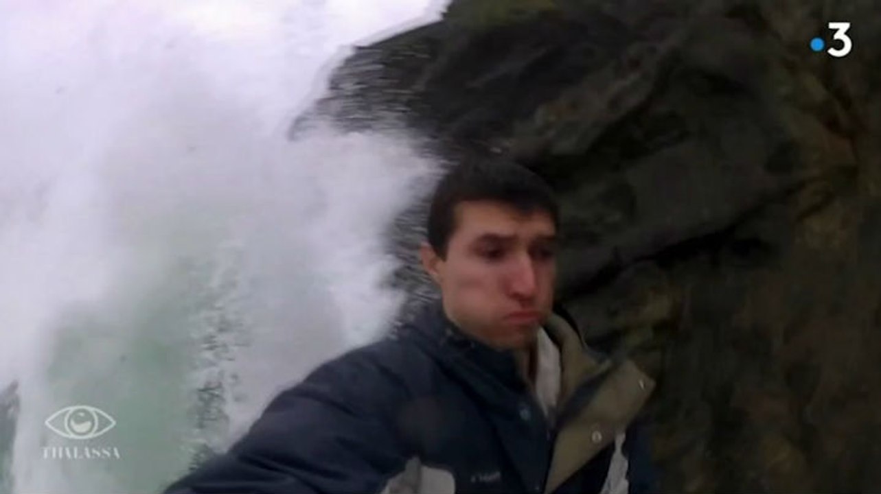 Zapping best-of du 07/08 : Il veut filmer les vagues d'un peu trop près et boit la tasse !