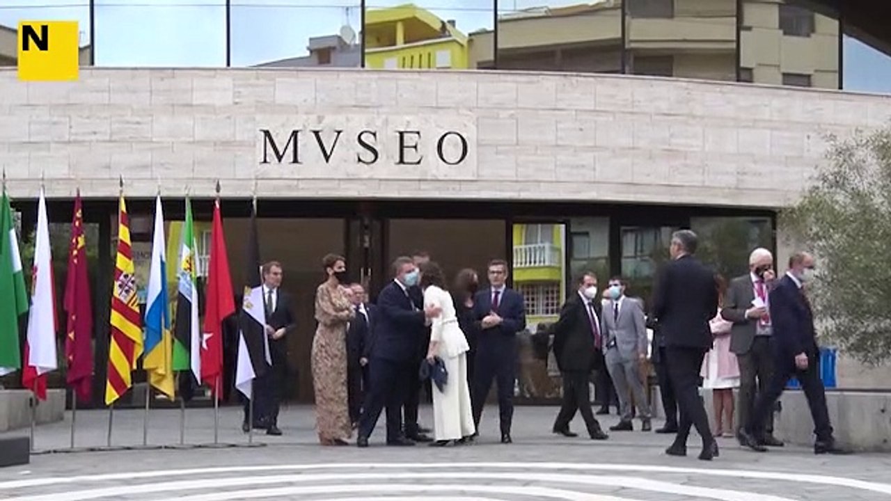 El president del govern espanyol, Pedro Sánchez, amb el rei Felip VI a la foto de família prèvia a la Conferència de Presidents