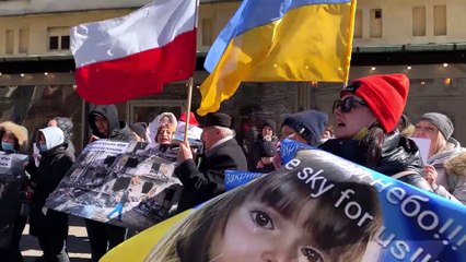 "Закройте небо!": украинские беженцы выходят на демонстрации в Кракове