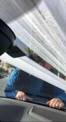 20 lirayı beğenmedi, 1 kilometre araç üzerinde gitti