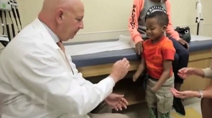 Le zapping du 30/07 : Le premier enfant au monde greffé des deux mains