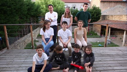 En quête de famille (c8) Familles nombreuses un an dans leur incroyable quotidien