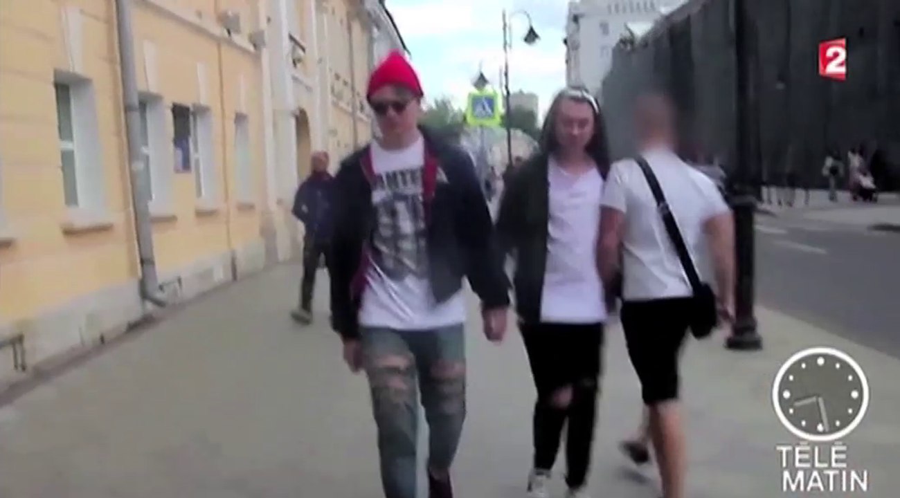 Le zapping du 28/07 : Homophobie : Deux hommes se tiennent par la main à Moscou et filment les réactions des gens …