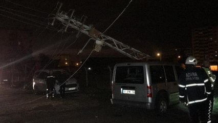 Hafif ticari araç direğe çarptı, evler ve sokaklar elektriksiz kaldı