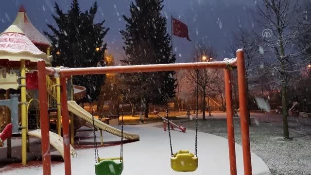 Kar yağışı etkili oluyor - Cevizlibağ metrobüs durağında yoğunluk