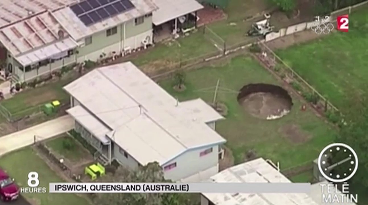Le zapping du 04/08 : Un trou béant apparaît dans le jardin d’un couple australien