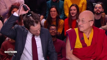 Zapping du 25/01 : Un chroniqueur de Quotidien se rase la tête en direct