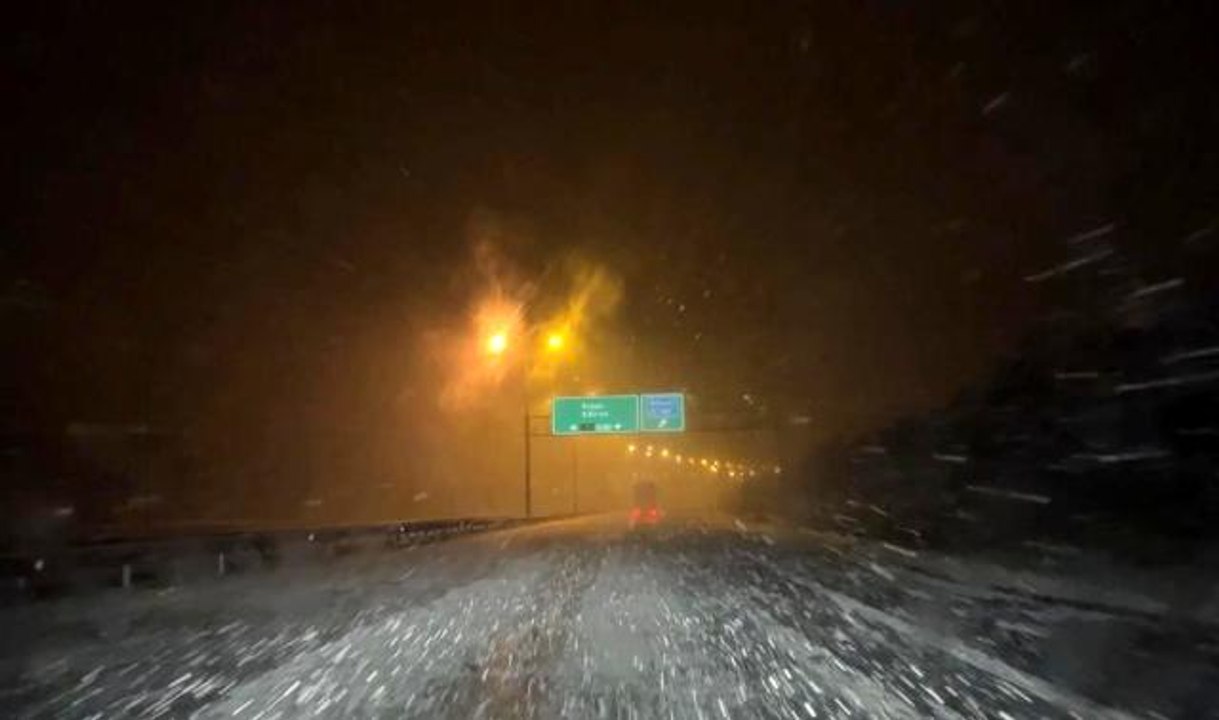 Silivri'de kar yağışı başladı: Yerler bembeyaz oldu