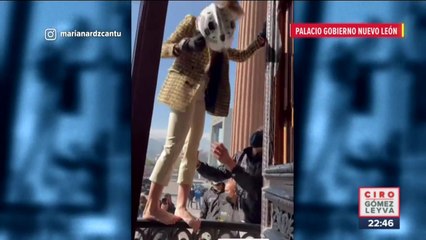 Video de Mariana Rodríguez barriendo vidrios rotos del Palacio de Gobierno de NL