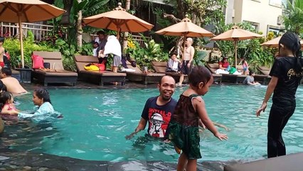 sangat asyik berenang disaat tahun baru
