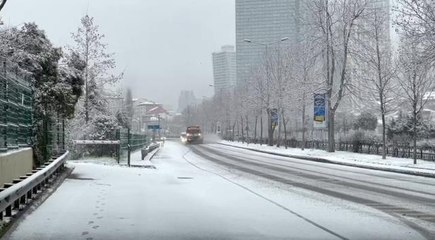 Şişli'de kar yağışı yolları beyaza bürüdü