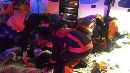 Sivas'ta yolcu otobüsü devrildi! Çok sayıda yaralı var