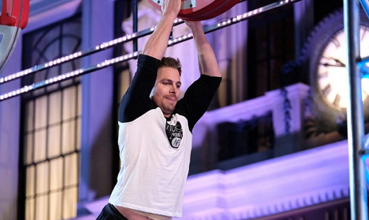 Stephen Amell dans Ninja Warrior
