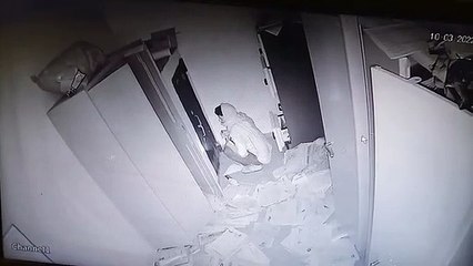 चोर ने तोड़े बैंक के ताले, सीसीटीवी में हुआ कैद