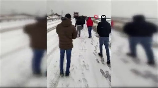 Arnavutköy'de servis araçları yolda kaldı, vatandaşlar yollara düştü