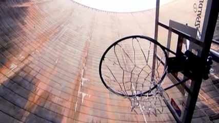 Le zapping du 16/06 : il marque un panier du haut d'un barrage