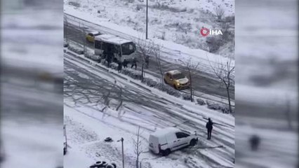 Son dakika: Esenyurt'ta karlı yolda kayan taksi kamerada
