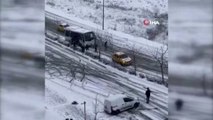Esenyurt'ta karlı yolda kayan taksi kamerada
