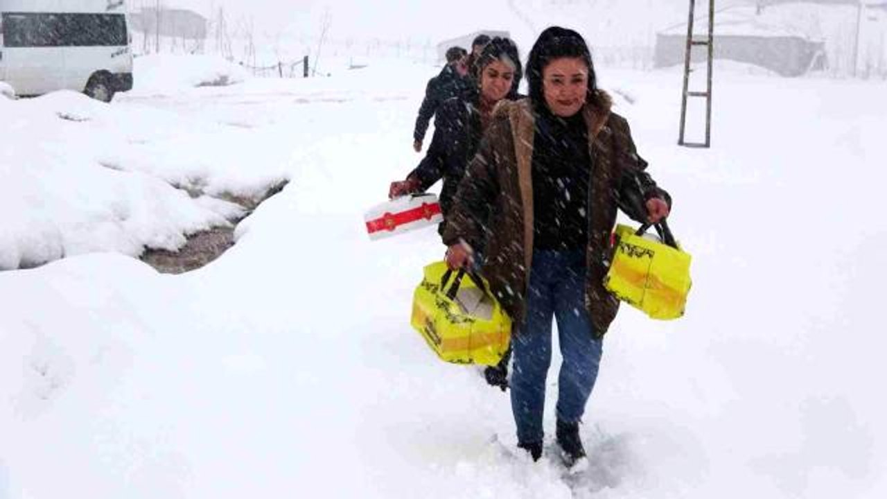 Yoğun kar yağışı altında köy köy gezerek yaptığı pastaları dağıttı