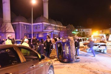 KÜTAHYA'DA OTOMOBİLLE ÇARPIŞAN ARAÇ DEVRİLDİ, 7 YARALI