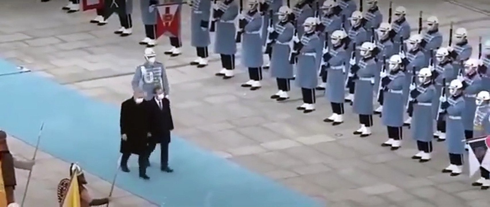 Herzog'u karşılama töreni ezan okundu