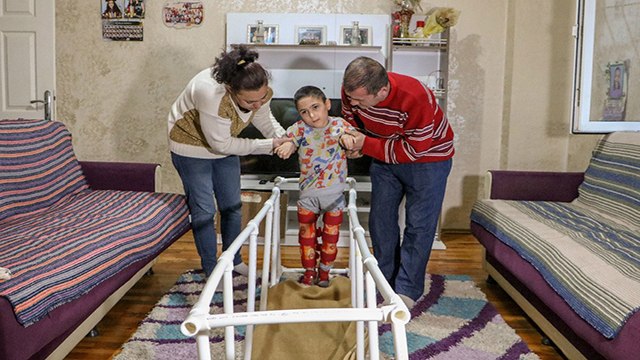 İnşaat işçisi baba oğlu yürüyebilsin diye su borularından düzenek kurdu