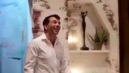 A gauche en sortant de l'ascenseur