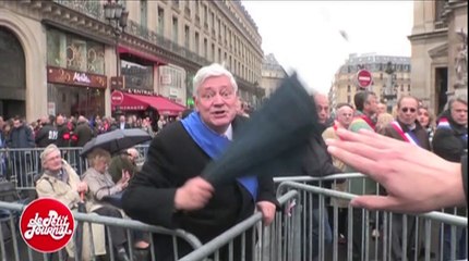 Le zapping du 05/05 : Un député tabasse des journalistes… avec son parapluie