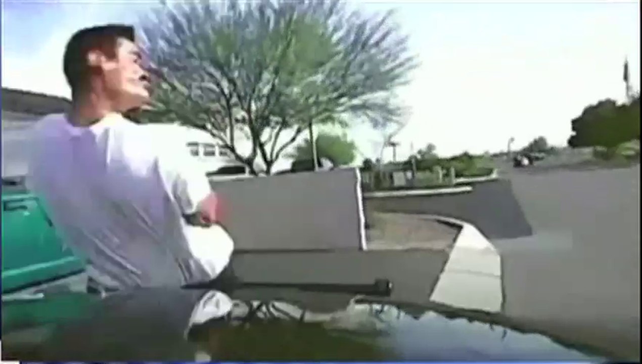 Le zapping du 16/04 :  Un policier écrase volontairement un suspect avec sa voiture !