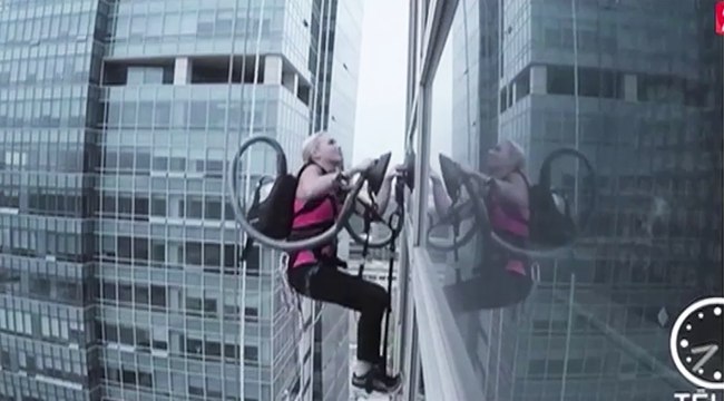 Le zapping du 03/06 : Elle escalade un immeuble à l’aide d’aspirateurs