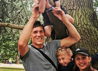 Tout le monde pense qu'il a 30 ans alors qu'il est grand-père