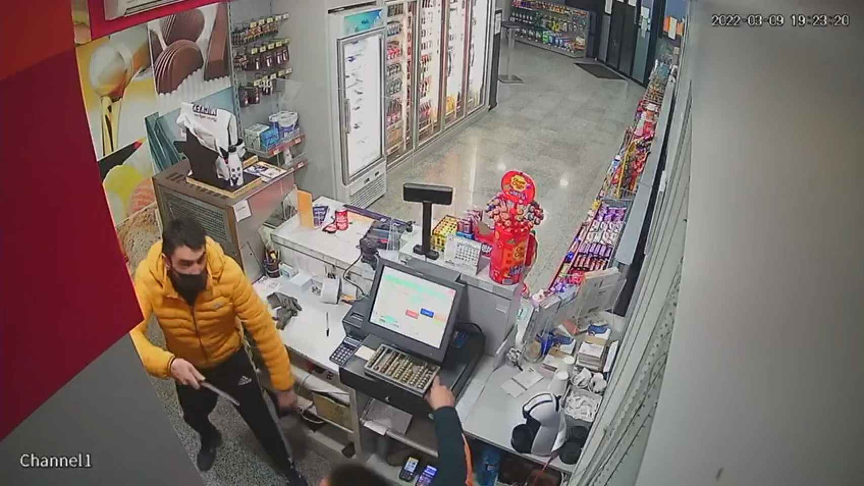 El atraco viral de 'El Lupas' con un cuchillo en una gasolinera de  Tomelloso: "¡Dame el dinero!"