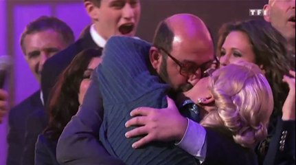 Video herunterladen: Le zapping du 16/03 : Les enfoirés 2015 : le baiser fougueux de Kad Merad et Dany Boon