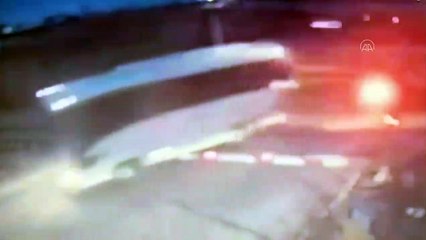 Yük treni işçi servisine çarptı! Çok sayıda yaralı