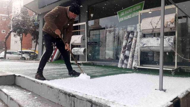 Yoğun kar yağışı Anadolu Yakası'nda etkisini göstermeye devam ediyor