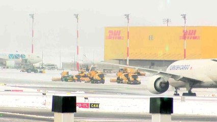 İstanbul Havalimanı'nda karla mücadele çalışmaları sürüyor