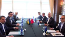 El ministro de Asuntos Exteriores turco, Mevlut Cavusoglu, da la bienvenida al ministro ucraniano, Dmytro Kuleba en Turquía para hablar del conflicto